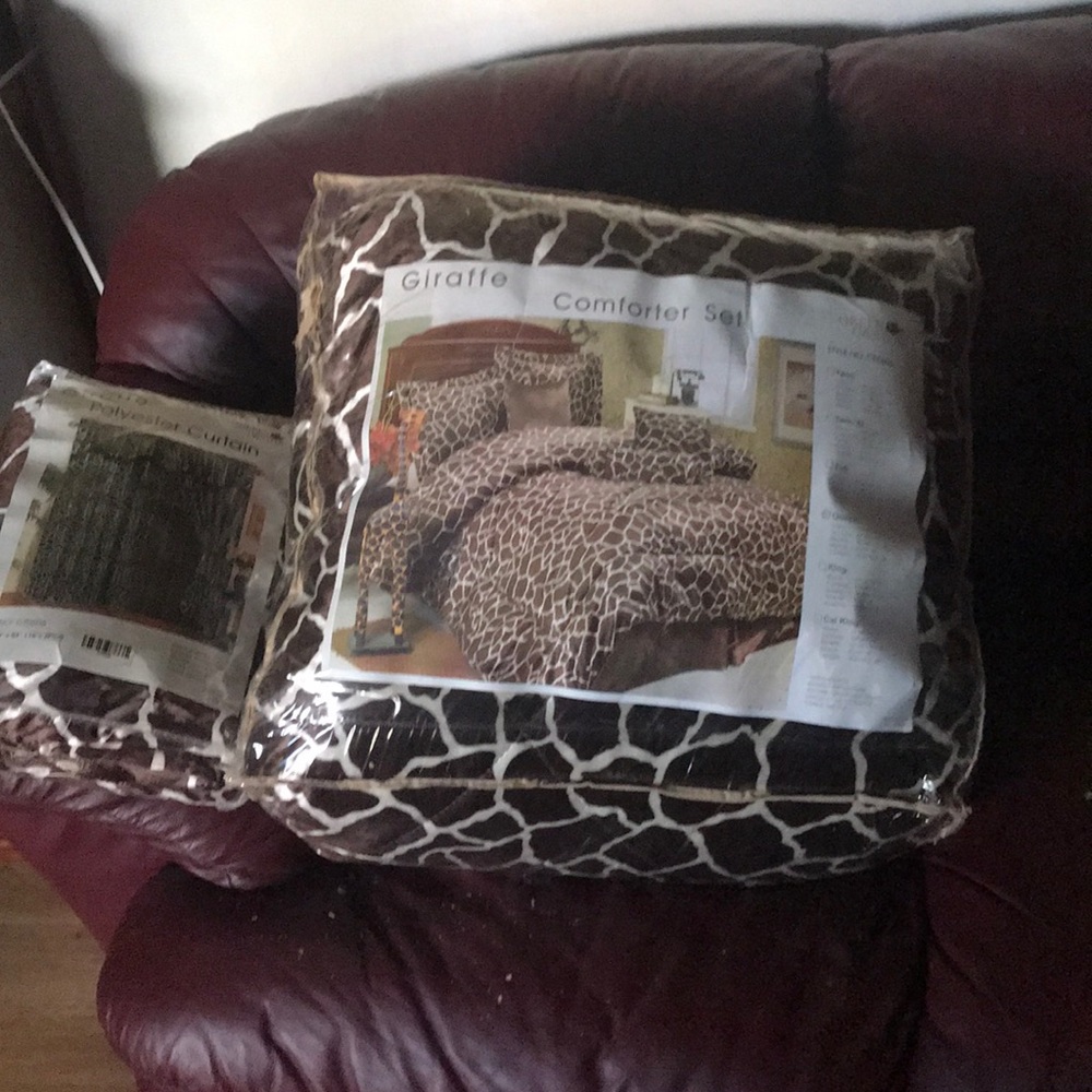 Comforter set (NIB) - Picture 4 of 4